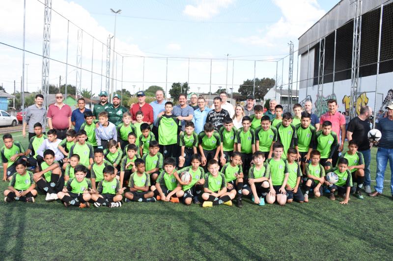 Arena do PV agora tem escolinha do Coxa. Vereadores participaram da entrega de uniformes